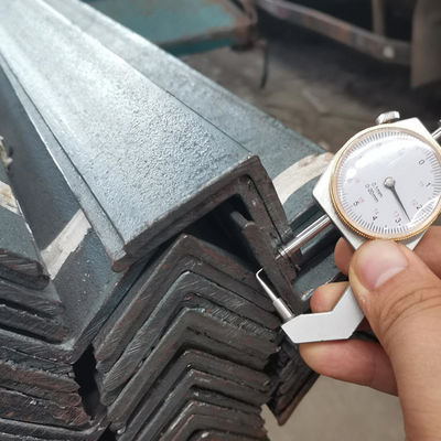 Q195-Q420 시리즈 135도 탄소 강철 각 강철 막 자르고 펀칭 6mm 가벼운 강철 평면